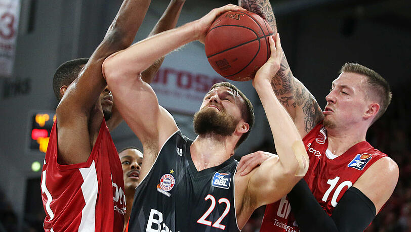Beim 59:90 im Ligahinspiel in Bamberg noch chancenlos: Danilo Barthel (Mitte) und die Bayern-Basketballer. Und jetzt? Beim 59:90 im Ligahinspiel in Bamberg noch chancenlos: Danilo Barthel (Mitte) und die Bayern-Basketballer. Und jetzt?
