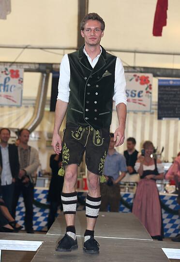 Trachtenmodenschau auf dem 27. Haderner Dorffest. Die Bilder.