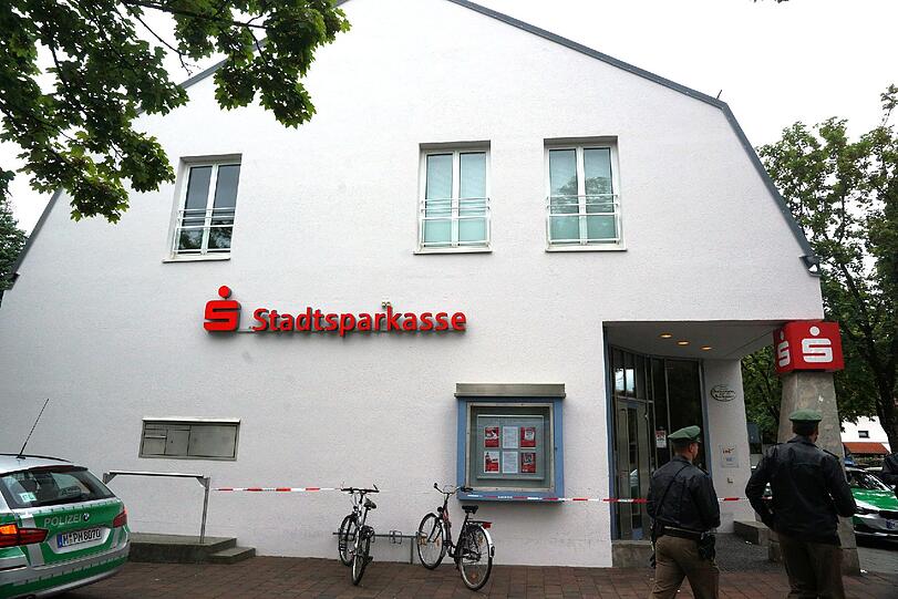 Die Polizei fahndet nach einem Überfall auf eine Stadtsparkasse nach dem Täter. Der Mann ist auf der Flucht.