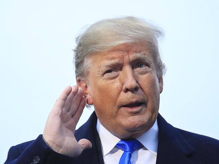 Für seine unfreiwilligen Auftritte in den beiden Dokumentarfilmen "Fahrenheit 11/9" und "Death of a Nation" hat US-Präsident Donald Trump die "Goldene Himbeere" bekommen.