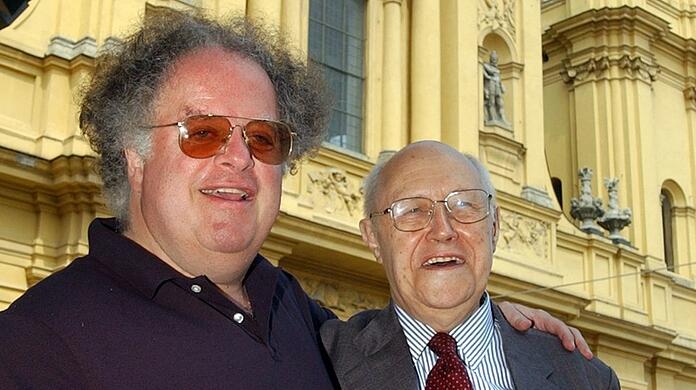 James Levine (links) mit dem Cellisten und Dirigenten Mstislav Rostropowitsch auf dem Odeonsplatz.