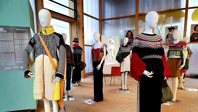 Kreatives Upcycling: Die Modeschüler trennten Pullis auf, strickten Stylisches. Ihre Ausstellung in der Pinakothek der Moderne. Kreatives Upcycling: Die Modeschüler trennten Pullis auf, strickten Stylisches. Ihre Ausstellung in der Pinakothek der Moderne.
