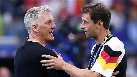 Bastian Schweinsteiger konnte es sich nicht verkneifen, gegen Thomas Müller auszuteilen.