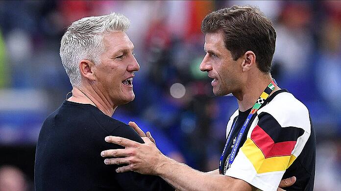 Bastian Schweinsteiger konnte es sich nicht verkneifen, gegen Thomas Müller auszuteilen.