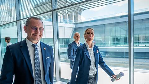 Die AfD-Chefs Tino Chrupalla (l.) und Alice Weidel können sich über einen spürbaren Anstieg ihrer Monatseinkünfte freuen. (Archivbild)