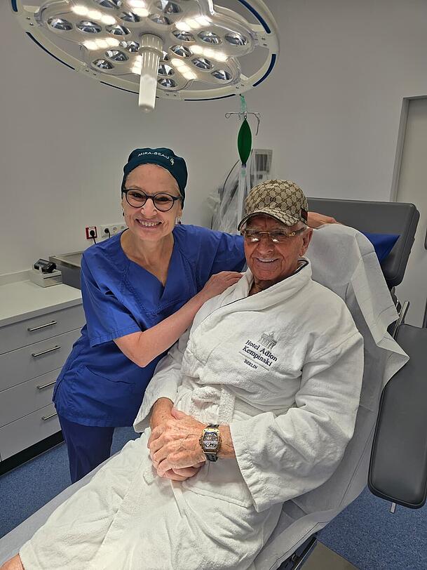 Kurz nach dem Telefonat mit der AZ schickt Frederic von Anhalt dieses Foto mit Prof. Dr. Dr. Ursula Mirastschijski.