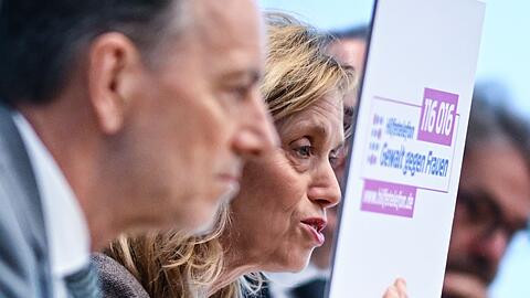 Familienministerin Karin Prien wirbt für das Hilfetelefon. Frauen können sich dort anonym melden, wenn sie beispielsweise von ihrem Partner bedroht oder geschlagen werden.