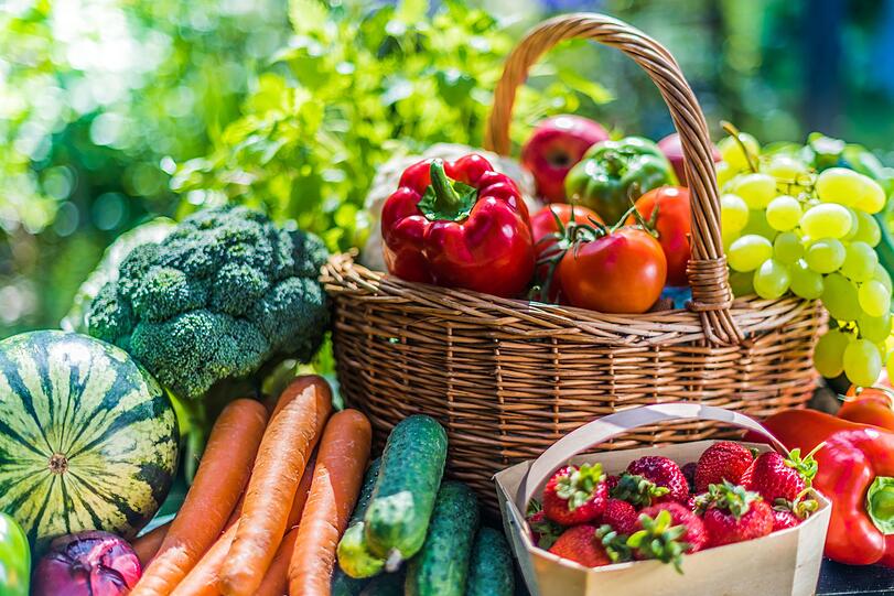 Frisch schmeckt's am besten, doch das ist leider nur ein kurzes Vergnügen, wenn man es mit Saisonalität und Regionalität von Obst und Gemüse ernst meint. Es gibt aber seit jeher Methoden, wie der Mensch auch noch lange nach der Herbstsonnenwende seine Ernte genießen kann. Verschiedene, zum Teil uralte Verfahren, Nahrungsmittel länger haltbar zu machen, lassen sich auch selbst daheim ausprobieren. Frisch schmeckt's am besten, doch das ist leider nur ein kurzes Vergnügen, wenn man es mit Saisonalität und Regionalität von Obst und Gemüse ernst meint. Es gibt aber seit jeher Methoden, wie der Mensch auch noch lange nach der Herbstsonnenwende seine Ernte genießen kann. Verschiedene, zum Teil uralte Verfahren, Nahrungsmittel länger haltbar zu machen, lassen sich auch selbst daheim ausprobieren.