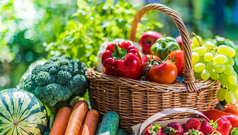 Frisch schmeckt's am besten, doch das ist leider nur ein kurzes Vergnügen, wenn man es mit Saisonalität und Regionalität von Obst und Gemüse ernst meint. Es gibt aber seit jeher Methoden, wie der Mensch auch noch lange nach der Herbstsonnenwende seine Ernte genießen kann. Verschiedene, zum Teil uralte Verfahren, Nahrungsmittel länger haltbar zu machen, lassen sich auch selbst daheim ausprobieren. Frisch schmeckt's am besten, doch das ist leider nur ein kurzes Vergnügen, wenn man es mit Saisonalität und Regionalität von Obst und Gemüse ernst meint. Es gibt aber seit jeher Methoden, wie der Mensch auch noch lange nach der Herbstsonnenwende seine Ernte genießen kann. Verschiedene, zum Teil uralte Verfahren, Nahrungsmittel länger haltbar zu machen, lassen sich auch selbst daheim ausprobieren.