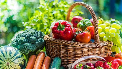 Frisch schmeckt's am besten, doch das ist leider nur ein kurzes Vergn&uuml;gen, wenn man es mit Saisonalit&auml;t und Regionalit&auml;t von Obst und Gem&uuml;se ernst meint. Es gibt aber seit jeher Methoden, wie der Mensch auch noch lange nach der Herbstsonnenwende seine Ernte genie&szlig;en kann. Verschiedene, zum Teil uralte Verfahren, Nahrungsmittel l&auml;nger haltbar zu machen, lassen sich auch selbst daheim ausprobieren.
