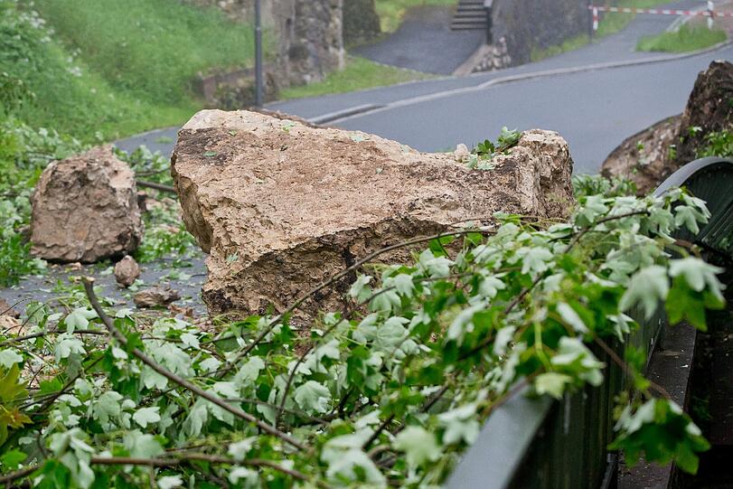 300 Tonnen Steine und Geröll sind in Neuhaus an der Pegnitz vom Burgfelsen ins Tal gestürzt und haben ein Haus beschädigt. Verletzt wurde zum Glück niemand.