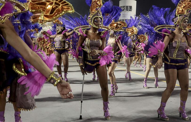 Ziemlich bunt, ziemlich heiß und ziemlich nackt: Beim Sambodromo tobt der brasilianische Karneval bei Temperaturen von über 30 Grad. Die Bilder.