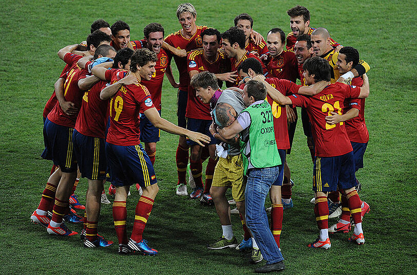 Die Spanier feiern 2012 ihren EM-Titel &ndash; und plötzlich sind sie nicht mehr allein.