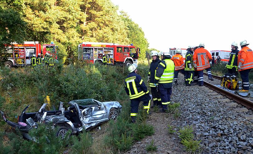 Bei dem tragischen Unfall an dem unbeschrankten Bahnübergang kamen die junge Mutter und ihre zwei Kinder ums Leben.