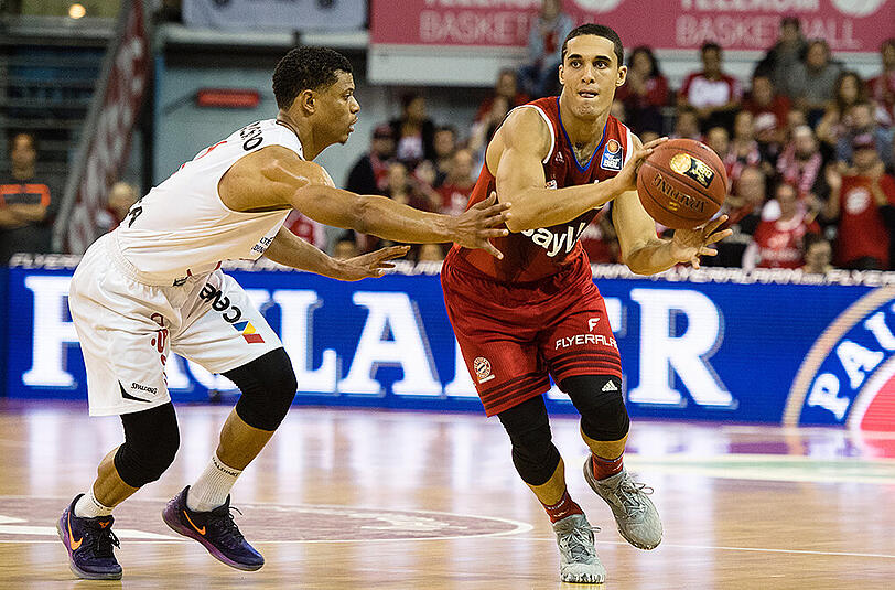 Vechtas Scott Machado (l) und Münchens Nick Johnson