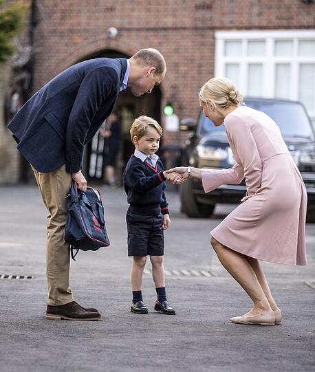 Prinz George und sein Vater, der britische Prinz William, werden von Schulleiterin Helen Haslem in die Thomas's Battersea Schule begleitet.