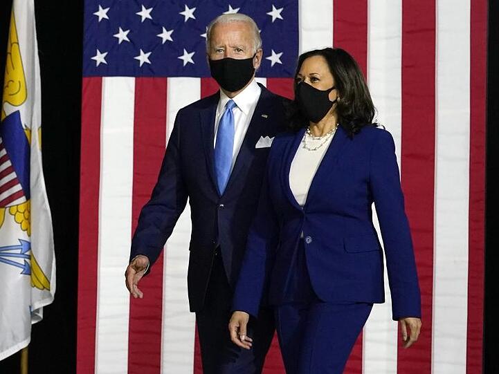 Joe Biden (l) und Kamala Harris kommen zu einer Pressekonferenz.