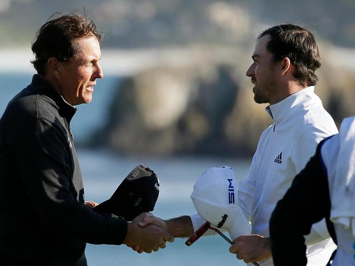 Phil Mickelson (l) gratuliert Nick Taylor zum Sieg beim PGA-Turnier in Pebble Beach.