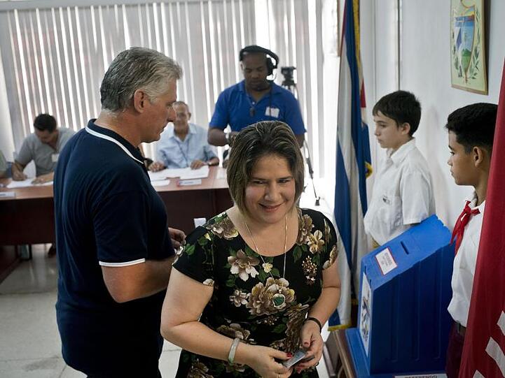 Kubas Präsident Miguel Díaz-Canel (l) und seine Frau Lis Cuesta bei der Stimmabgabe fürs Referendum in Havanna.