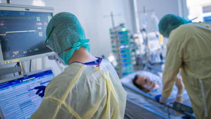 Mit mehr als 3000 belegten Intensivbetten ist die Belastung für Krankenschwestern und Pflegekräfte hoch.