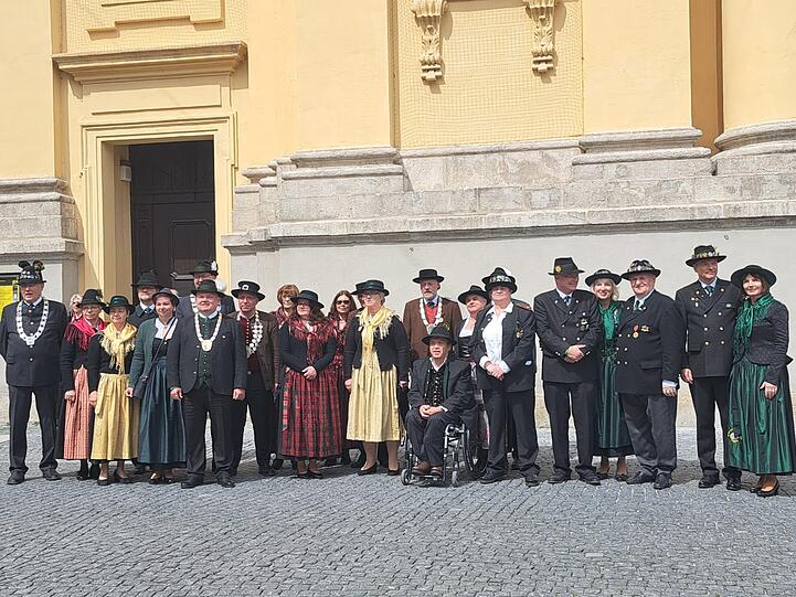Die Trachten-Abordnungen stehen vor der Theatinerkirche Spalier.