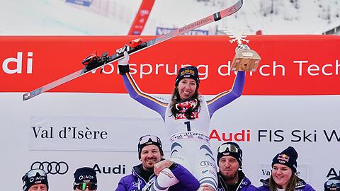 Kira Weidle-Winkelmann l&auml;sst sich f&uuml;r Rang zwei in der Abfahrt feiern.