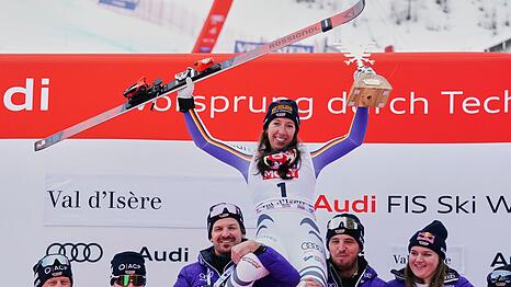 Kira Weidle-Winkelmann l&auml;sst sich f&uuml;r Rang zwei in der Abfahrt feiern.