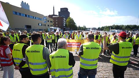 Besch&auml;ftigte von K&ouml;lln nehmen an einer Streikkundgebung vor dem Werk teil.
