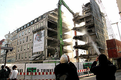 Der Abriss des
Karstadt am
Dom bietet
spektakuläre
Bildmotive