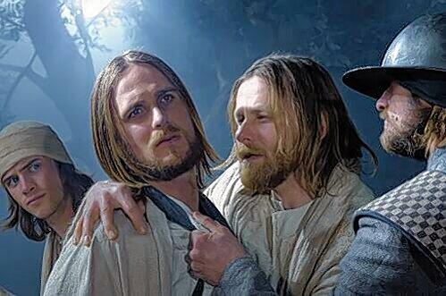 Ab 17. November kommt eine Dokumentation über die Passionsspiele in Oberammergau in die Kinos. Im Bild: Der Judaskuss mit Judas Carsten Lück (Mitte rechts) und Jesus Frederik Mayet (Mitte links) von den Passionsspielen 2010.