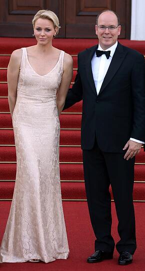 Fürst Albert II. von Monaco und seine Frau Fürstin Charlene vor dem Schloss Bellevue in Berlin.