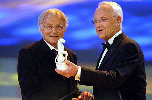 2004 gab's dann den "Blauen Panther" als Ehrung für Valériens Lebenswerk beim Bayerischen Fernsehpreis. Die Laudatio hielt der damalige bayerische Ministerpräsident Edmund Stoiber.