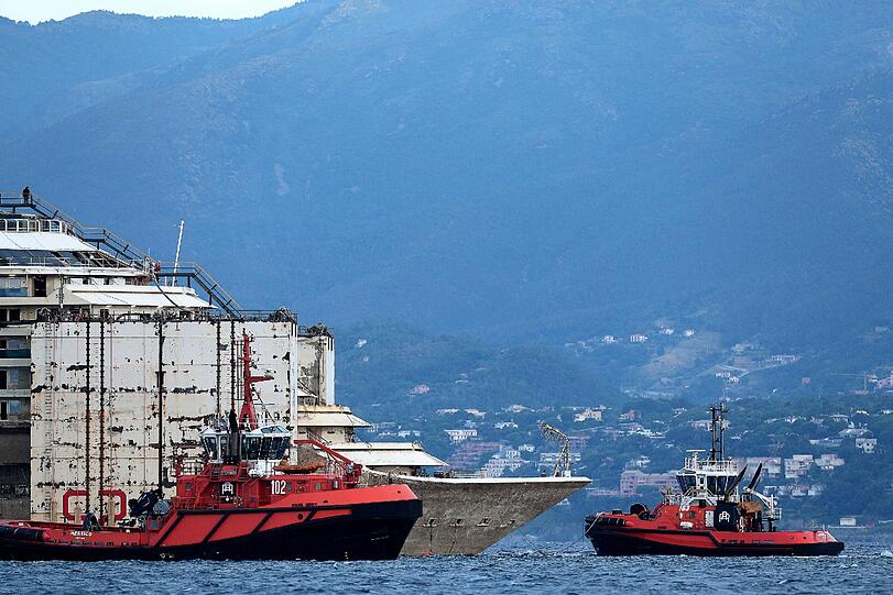 Die knapp viertägige Reise vom Unglücksort vor der Insel Giglio verlief für die "Costa Concordia", ihre vier Schlepper und zehn Begleitschiffe ohne größere Probleme.