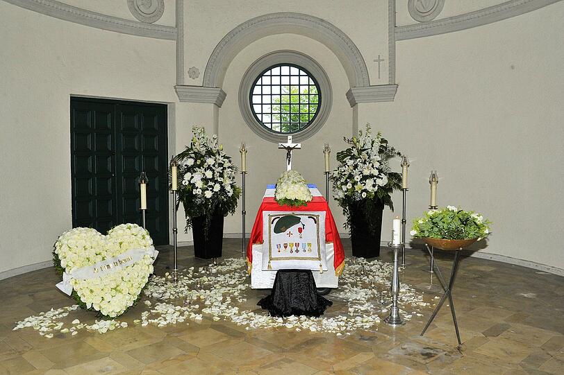 Pierre Brice Sarg in der Aussegnungshalle auf dem Friedhof in Gräfelfing