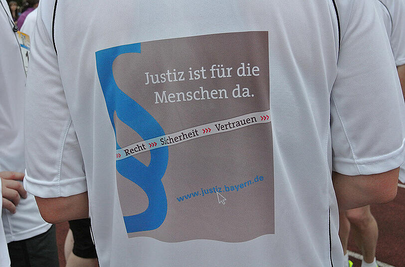 Der Sommernachtslauf im Olympiapark konnte mit 1.900 Teilnehmern einen neuen Rekord verbuchen. Klicken Sie sich durch die Bilderstrecke.