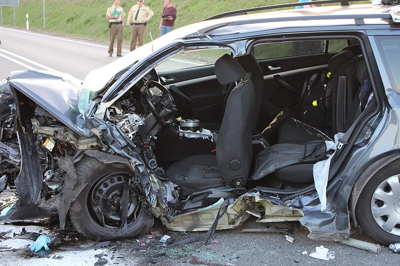Bei dem Horror-Crash auf der B20 kam ein Mann ums Leben.