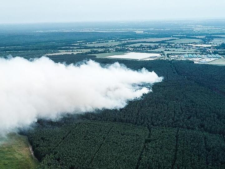 Rauch steigt in Folge eines Waldbrandes bei Jüterbog auf. Die Feuerwehr hat die Waldbrände aber unter Kontrolle gebracht.