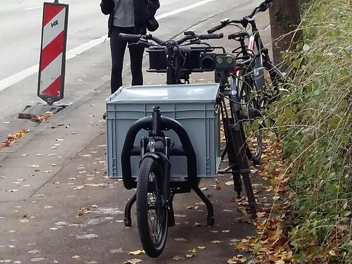 Ein Lastenfahrrad mit einem aufgebauten "Blitzer" steht auf einem Gehweg. Foto: Günter Oberhuber/dpa