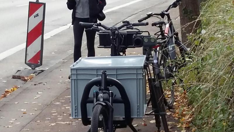 Ein Lastenfahrrad mit einem aufgebauten "Blitzer" steht auf einem Gehweg. Foto: Günter Oberhuber/dpa Ein Lastenfahrrad mit einem aufgebauten "Blitzer" steht auf einem Gehweg. Foto: Günter Oberhuber/dpa