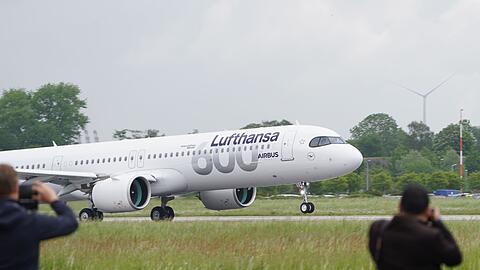 Der Airbus A321neo "Münster" der Fluggesellschaft Lufthansa hebt am Airbus-Werk in Finkenwerder zum Flug nach München ab.
