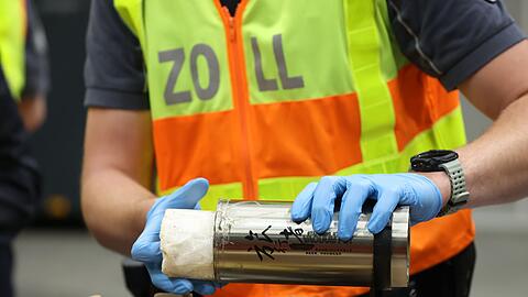 Zollbeamte finden bei einer Durchsuchung 500 Gramm Kokain, das in einer Thermoskanne versteckt ist.