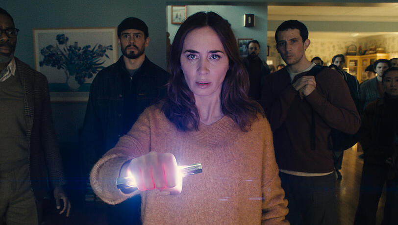 TV-Wettersprecherin Margaret (Emily Blunt, Mitte) verfügt plötzlich über unheimliche Fähigkeiten. TV-Wettersprecherin Margaret (Emily Blunt, Mitte) verfügt plötzlich über unheimliche Fähigkeiten.