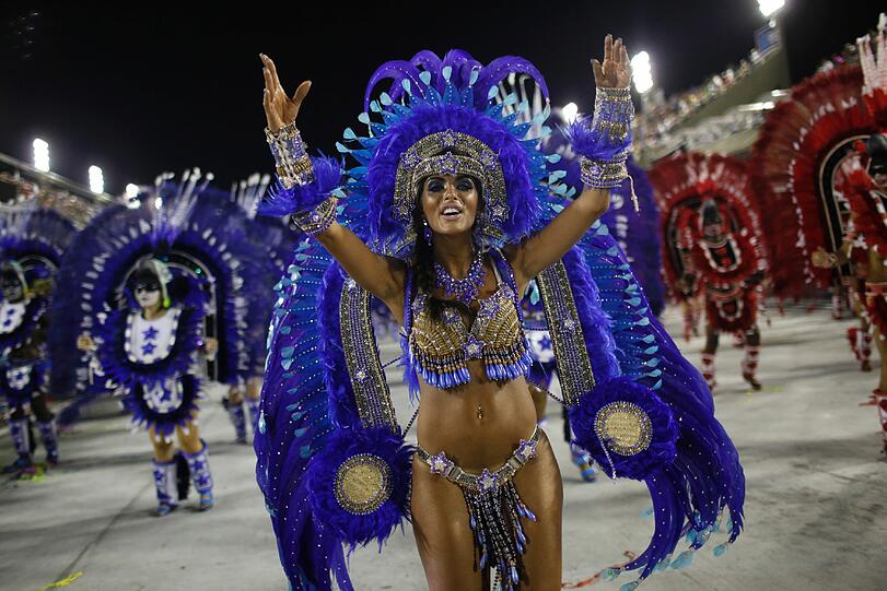In der Stadt am Zuckerhut ist der "Carnaval 2012" auf seinem Höhepunkt: Zehntausende Tänzer, Tänzerinnen und Trommler zogen in der Nacht zum Dienstag erneut mit riesigen Motivwagen durch Rios Sambódromo an begeisterten Zuschauern vorbei - sehen Sie hier die Bilder...