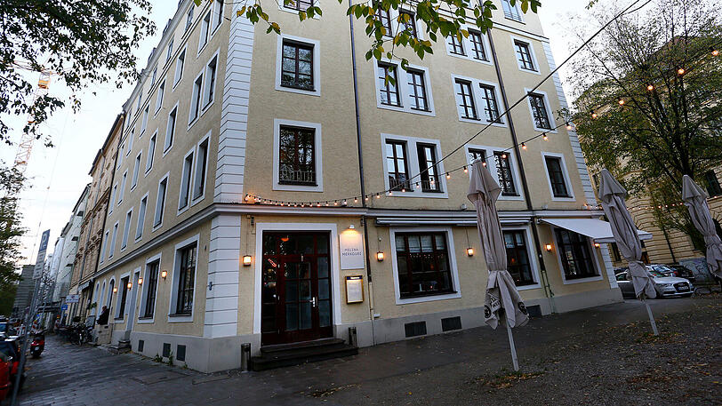 Die Taverna Melina Merkouri von außen. Hier sitzt sich's im Sommer sicher auch nicht schlecht.