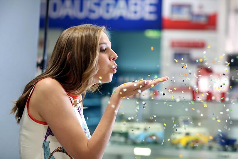 Auf das richtige Timing kommt's an: Luise (20) pustet eine Ladung Konfetti von der Hand. Der AZ-Fotograf drückt im richtigen Moment ab.