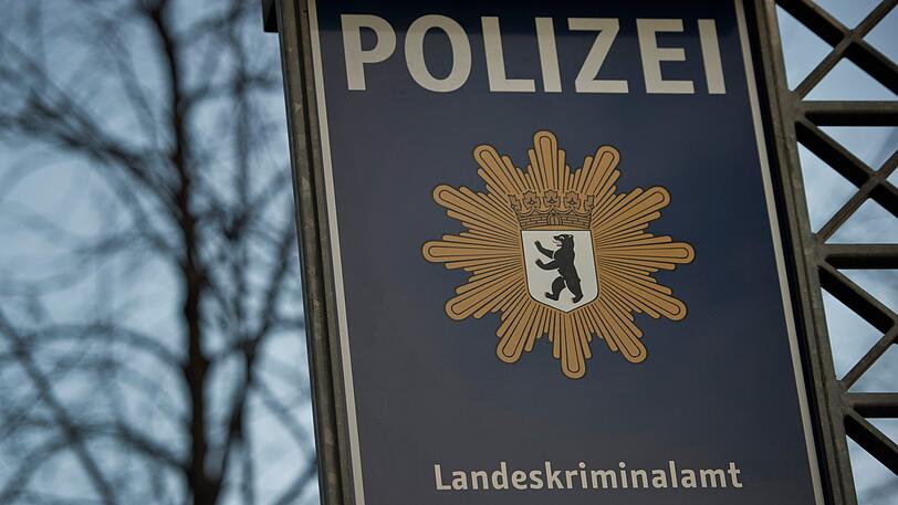 Berlin: Ein Schild weist auf das Landeskriminalamt in Berlin hin.