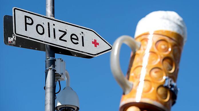 Die Wiesnwache ist eine wichtige Anlaufstelle auf dem Oktoberfest. Kommt es zu Auseinandersetzungen, muss geholfen werden oder auch einmal jemand ausnüchtern - ist die Polizei München direkt vor Ort. Die AZ war da und hat sich mit dem Chef über seine Erlebnisse auf dem größten Volksfest der Welt unterhalten.