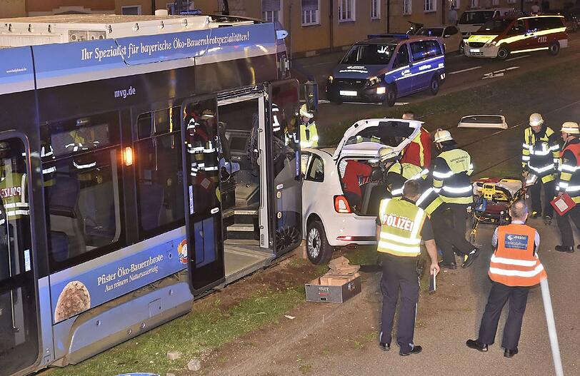 Der Fiat wurde beim Abbiegen von einer Tram gerammt. Zwei Frauen wurden schwer verletzt.