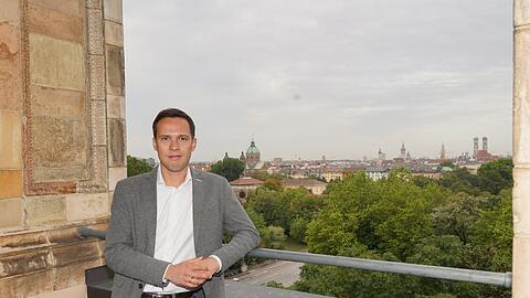 Mitglied beim TSV 1860 sowie Gründer des "Löwen-Stammtischs" im Bayerischen Landtag: Martin Hagen, hier auf dem Balkon neben dem Plenarsaal.