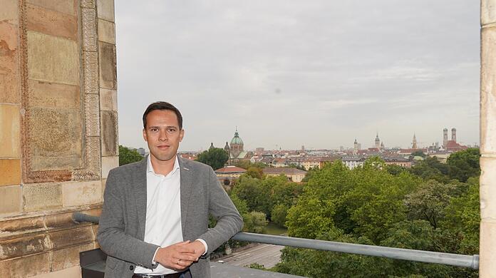 Mitglied beim TSV 1860 sowie Gründer des "Löwen-Stammtischs" im Bayerischen Landtag: Martin Hagen, hier auf dem Balkon neben dem Plenarsaal.